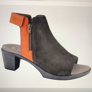 Naot Favorite Black Velvet / Hawaiian Brown Size 10